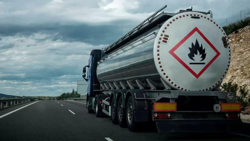 Transporte de produtos perigosos em caminhão